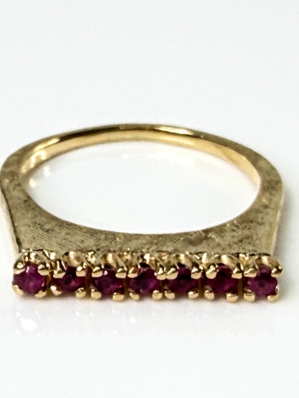 Vintage 14K Yellow 7 Ruby Textured stackable Modernist Ring s7.75 3.5g JR2179